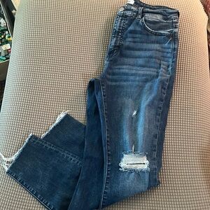 Ceros jagging. Dark wash. Frayed and distressed. Great condition. Size 29.
